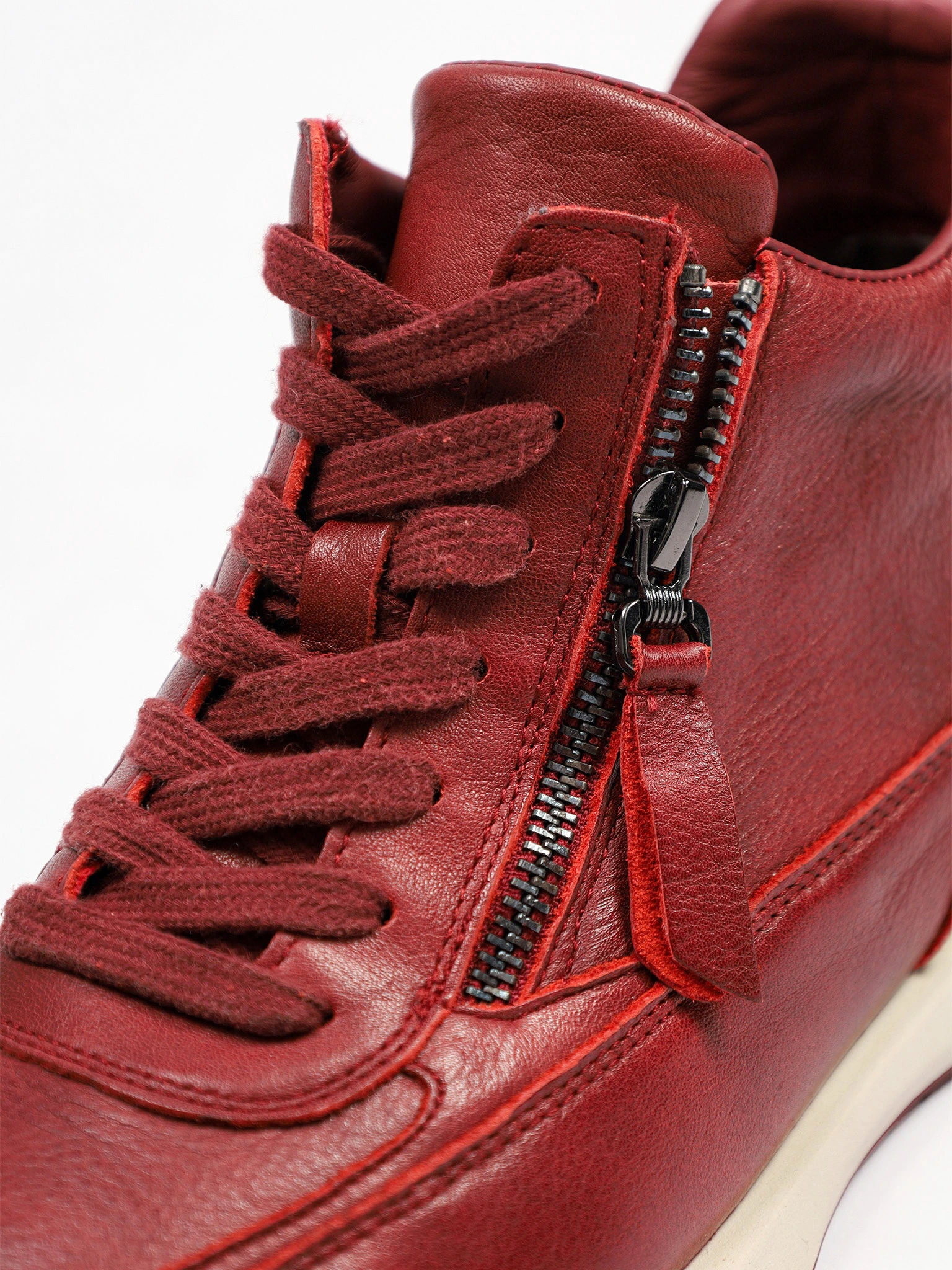 Ботинки красного цвета на низкой подошве